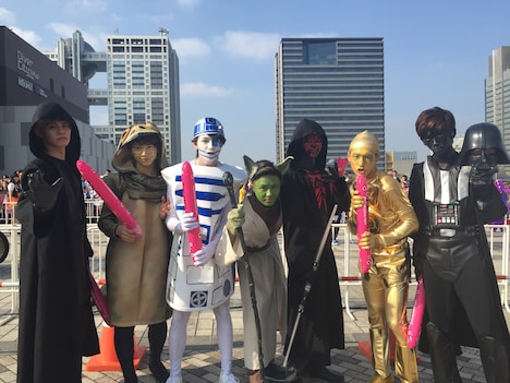 「スター・ウォーズ」のキャラクターに扮した超特急。左からカイ、コーイチ、タカシ、タクヤ、ユーキ、ユースケ、リョウガ。（写真提供：SDR）