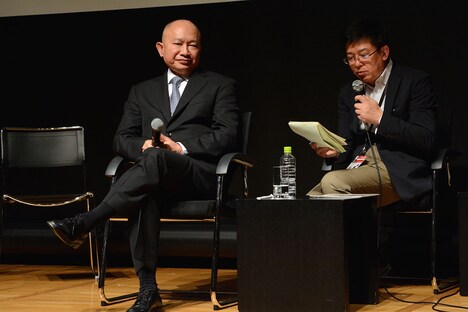 ジョン・ウー（左）はすべての質問に対して丁寧に答える。