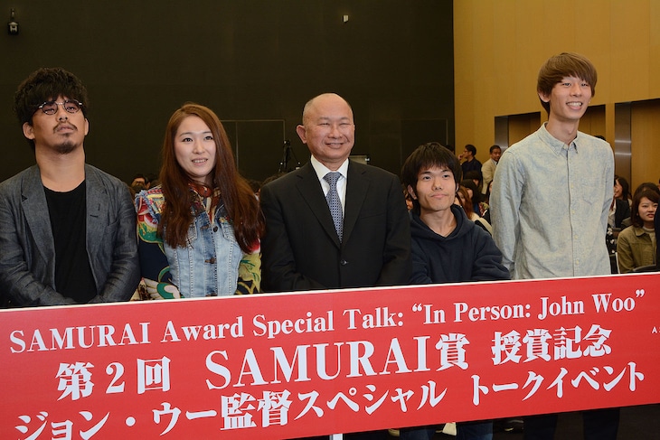 「第2回 “SAMURAI（サムライ）”賞授賞記念 ジョン・ウー監督 スペシャルトークイベント」の様子。日本の若手監督に囲まれるジョン・ウー（中央）。