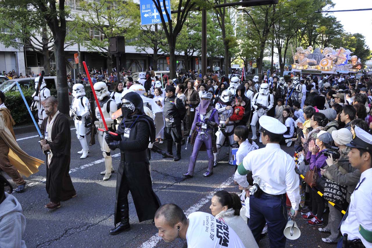 「カワサキ ハロウィン 2015」の「スター・ウォーズ／フォースの覚醒」パレードの様子。