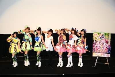 「とびだすプリパラ み～んなでめざせ！ アイドル☆グランプリ」初日舞台挨拶にて、ポーズを決めるi☆Risのメンバーと紺野あさ美（中央）。