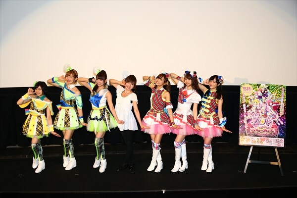 「とびだすプリパラ み～んなでめざせ！ アイドル☆グランプリ」初日舞台挨拶にて、ポーズを決めるi☆Risのメンバーと紺野あさ美（中央）。