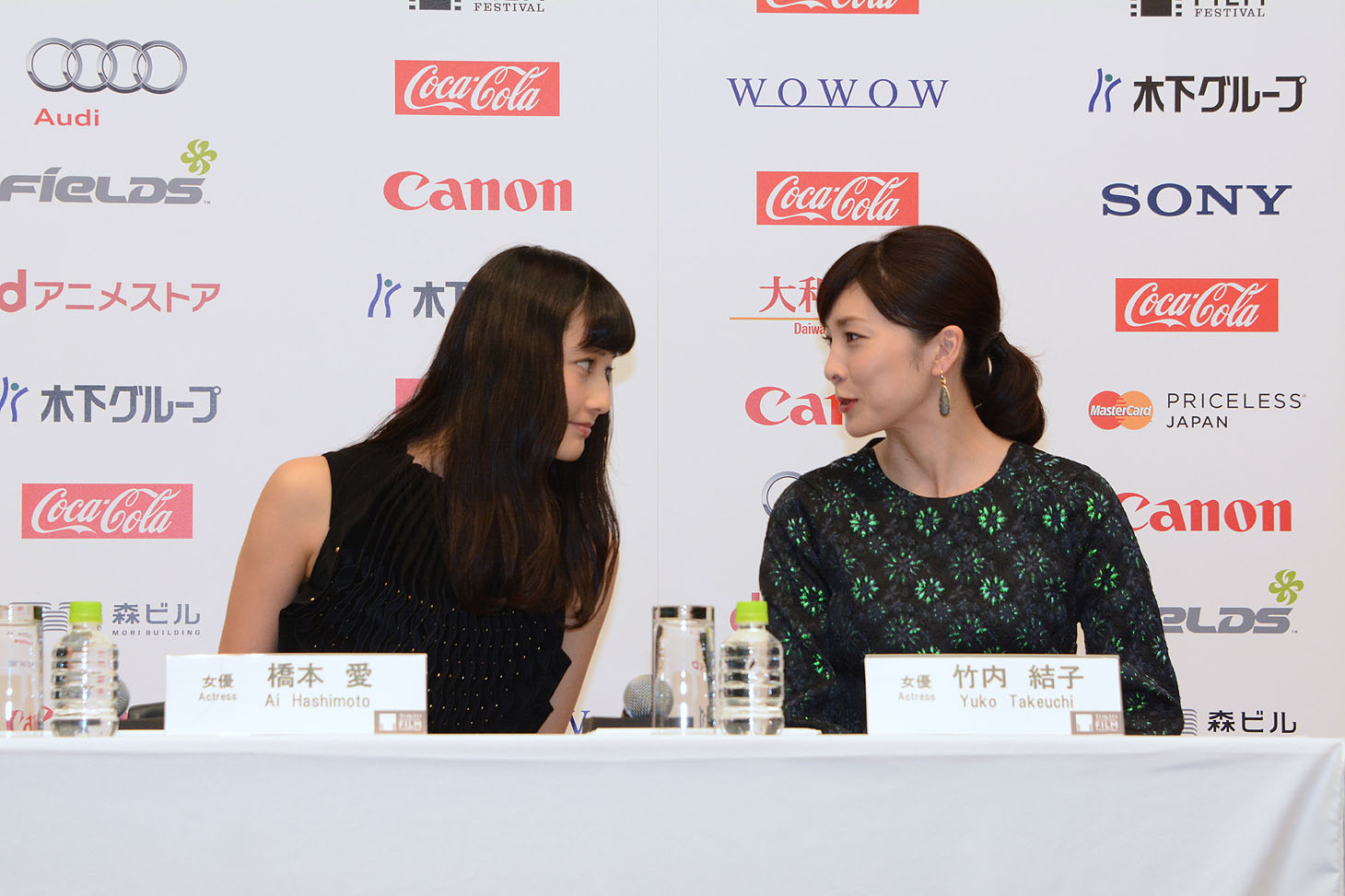 小声で会話を交わす竹内結子（右）と橋本愛（左）。