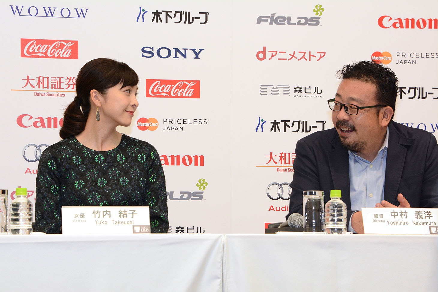 制作時の思いを語る中村義洋（右）と、それをうなずきながら聞く竹内結子（左）。