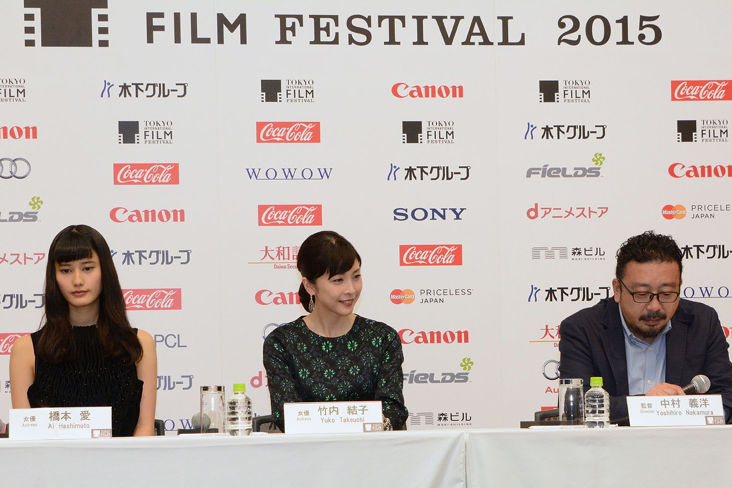 「残穢【ざんえ】ー住んではいけない部屋ー」記者会見の様子。左から橋本愛、竹内結子、中村義洋。