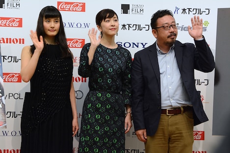 カメラに向かって手を振る登壇者たち。