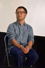 緊張した様子の菊地健雄。