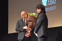 左からジョン・ウー、大友啓史。