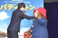 ハイタッチをする松坂桃李（左）とパディントン（右）。