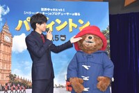 パディントン（右）のファッションセンスを褒める松坂桃李（左）。