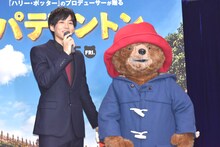 パディントン（右）の腕にそっと手を添える松坂桃李（左）。