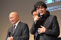 左からジョン・ウー、大友啓史。