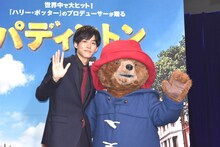 左から松坂桃李、パディントン。