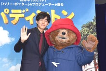 「パディントン」アフレコ会見の様子。左から松坂桃李、パディントン。