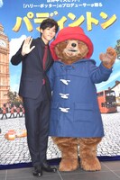 左から松坂桃李、パディントン。