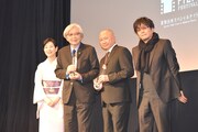 「歌舞伎座スペシャルナイト」にて行われた第2回SAMURAI賞授賞式の様子。左から吉永小百合、山田洋次、ジョン・ウー、大友啓史。