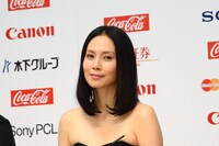 フジタの5番目の妻・君代役の中谷美紀。