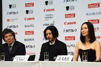 左から小栗康平、オダギリジョー、中谷美紀。