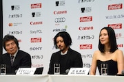 左から小栗康平、オダギリジョー、中谷美紀。