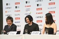 左から小栗康平、オダギリジョー、中谷美紀。
