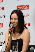 フジタの5番目の妻・君代役の中谷美紀。