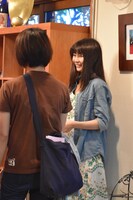 「天川ラバーズスーサイド」撮影現場にて、加藤綾佳と相談する庄司芽生。