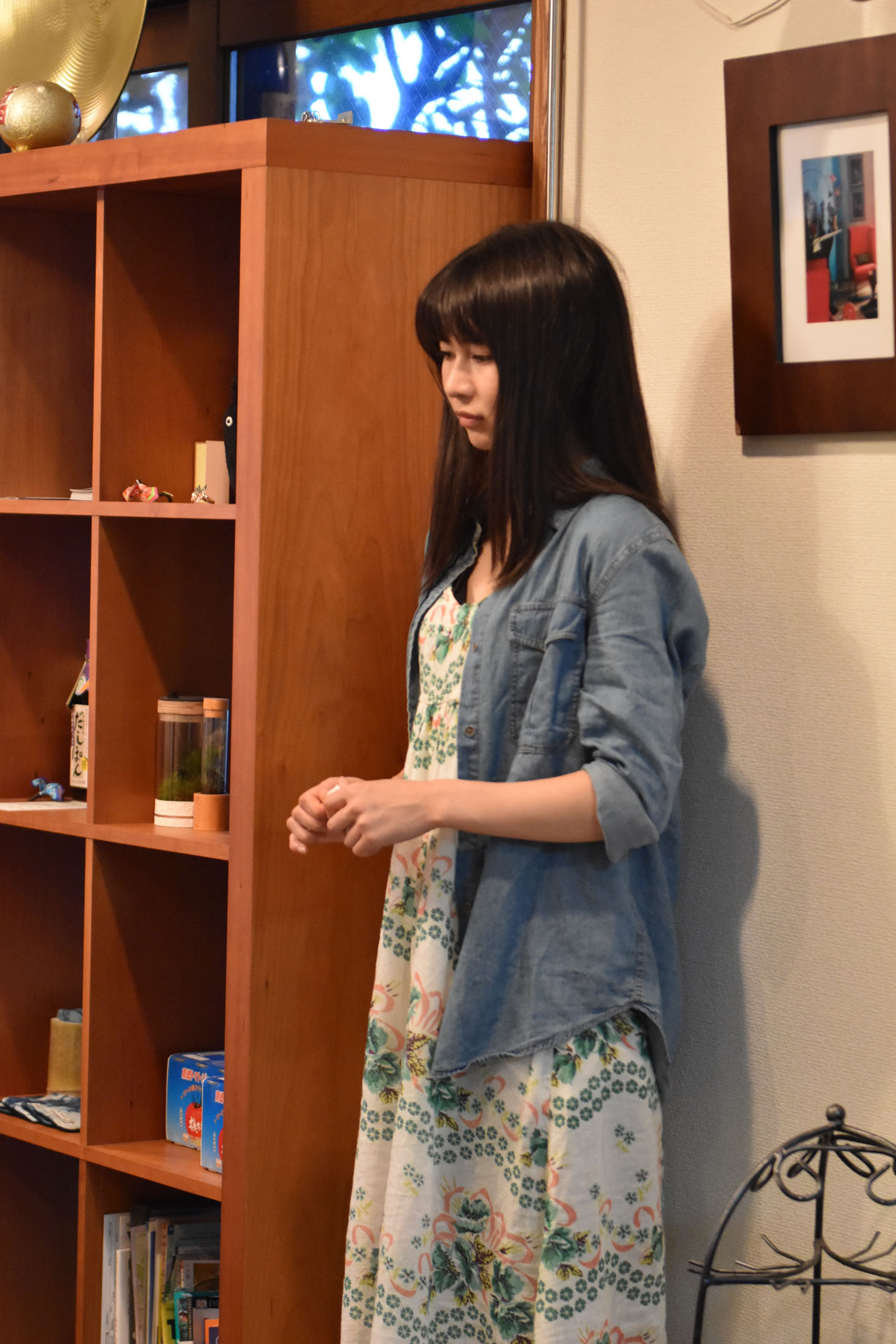 「天川ラバーズスーサイド」撮影現場にて、カメラが回っていない間も役に入り込む庄司芽生。