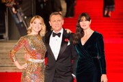 「007 スペクター」ロンドンプレミアに出席したレア・セドゥ（左）、ダニエル・クレイグ（中央）、モニカ・ベルッチ（右）。