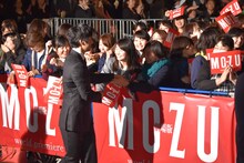 ファンサービスする西島秀俊。