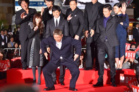 コマネチをするビートたけし(前列中央)。