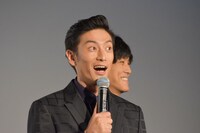 「テロ計画を遂行する男です！」と役を紹介する伊勢谷友介。