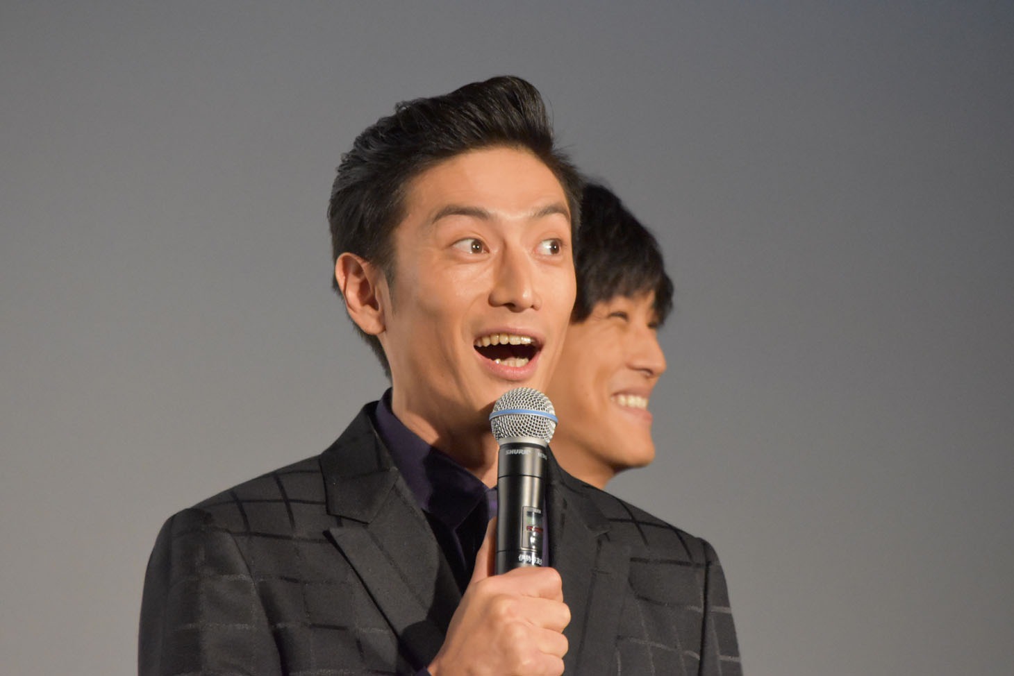 「テロ計画を遂行する男です！」と役を紹介する伊勢谷友介。