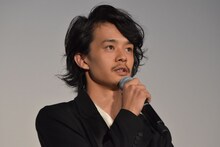 「わりと一生懸命やりました」と話すも、通訳に「一生懸命やりました」という意味に訳された池松壮亮。