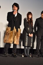 ハイヒールを脱いでしまった真木よう子（右）と、「真木さんが疲れてヒールを脱いでしまったので、簡潔に言います」と話し始める池松壮亮。