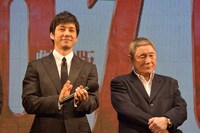 左から西島秀俊、ビートたけし。