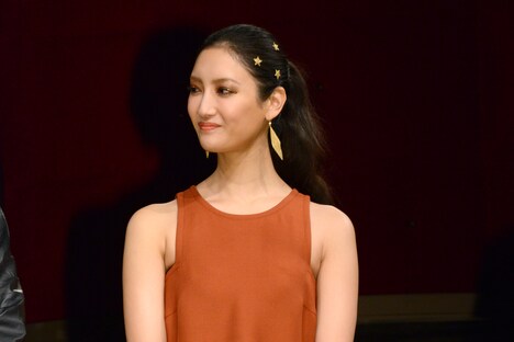 裏社会を牛耳るボスの腹心・比与子役の菜々緒。