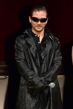 人の心を狂わせる力を持つ“自殺屋”・鯨を演じた浅野忠信は劇中衣装で登壇。