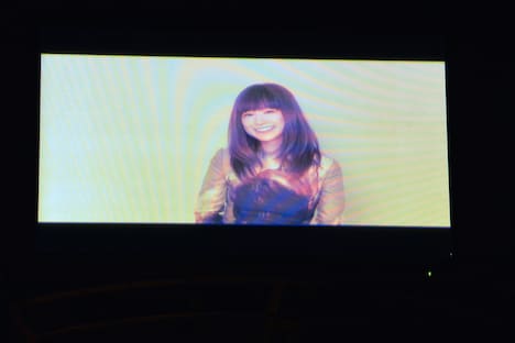 「グラスホッパー」の主題歌アーティスト・YUKIはコメントVTRで登場。