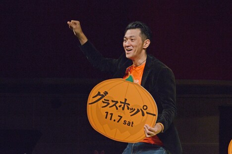 観客をあおる村上淳。