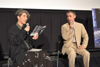 「恋人たち」舞台挨拶の様子。監督の橋口亮輔（右）と、MCを務めた東京国際映画祭JAPAN NOW部門プログラミングアドバイザーの安藤紘平（左）。
