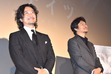 左から紀里谷和明、伊原剛志。