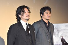 左から紀里谷和明、伊原剛志。