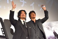 左から紀里谷和明、伊原剛志。