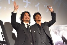 左から紀里谷和明、伊原剛志。