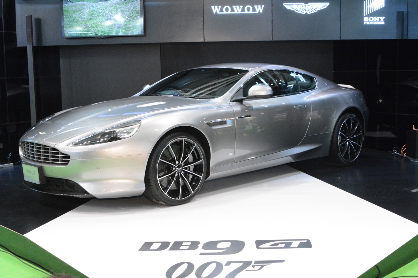 東京モーターショーで展示された、アストンマーティン DB9 GT ボンド・エディション。