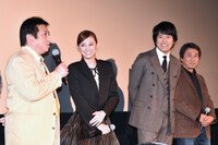 伊藤克信（左）の長生きトークに笑う登壇者たち。