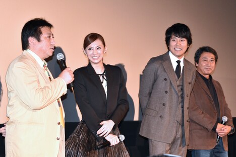 伊藤克信（左）の長生きトークに笑う登壇者たち。