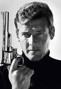 「007／死ぬのは奴らだ」より、3代目ジェームズ・ボンドのロジャー・ムーア。(c)Terry O'Neill