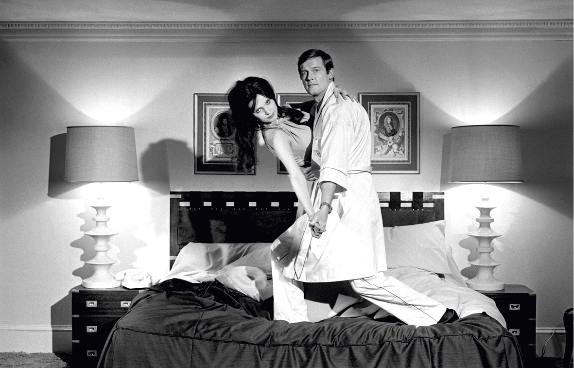 「007／死ぬのは奴らだ」撮影現場でのロジャー・ムーア（右）とマデリーン・スミス（左）。(c)Terry O'Neill