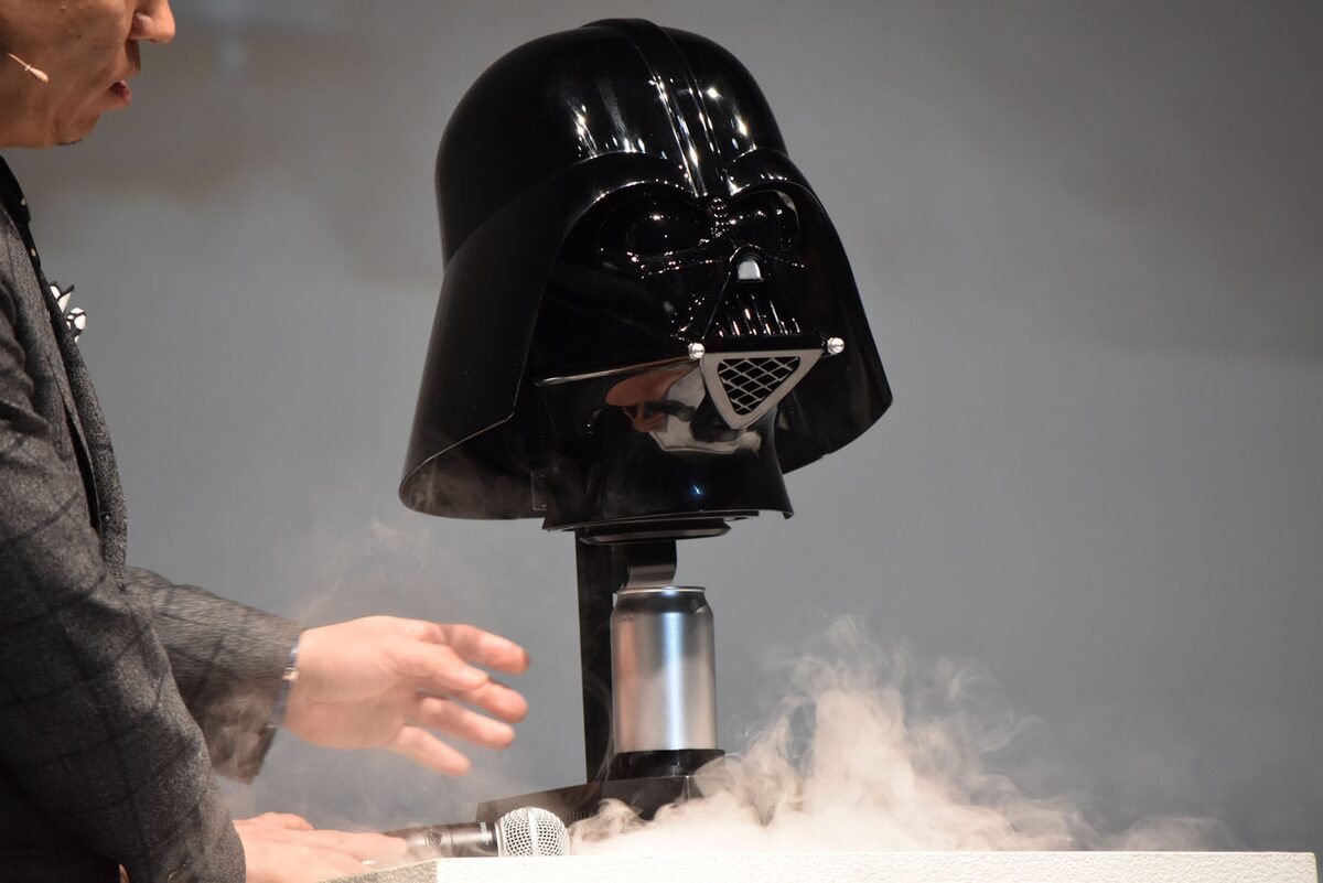 ダース・ベイダー』MASK 保冷庫」の中から缶を取り出す様子。 - 等身大 